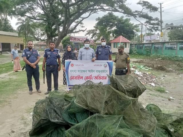 ভূঞাপুরে বিল থেকে উদ্ধারকৃত ১৫০০ মিটার চায়না জাল পুড়িয়ে দিল প্রশাসন