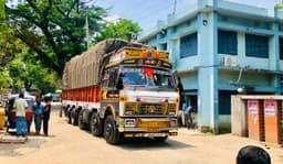 হিলি স্থলবন্দর দিয়ে পেঁয়াজ আমদানি, দাম কমেছে বাজারে