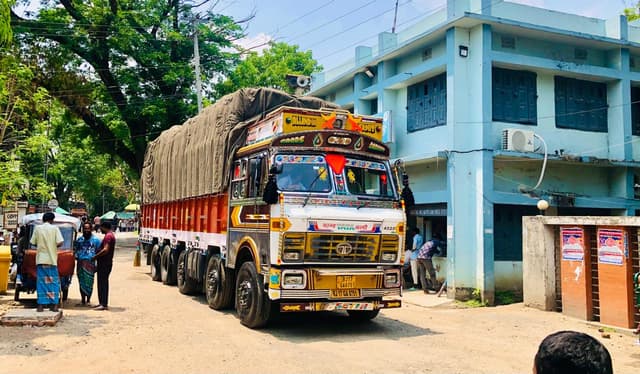 হিলি স্থলবন্দর দিয়ে পেঁয়াজ আমদানি, দাম কমেছে বাজারে