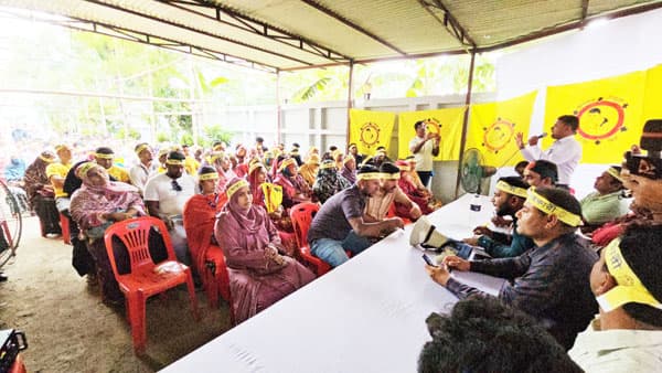 ৬ দফা দাবি বাস্তবায়নে রাজবাড়ীতে স্বাস্থ্য সহকারীদের অবস্থান কর্মসূচি