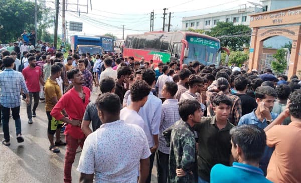শিক্ষার্থীদের ছয় দফায় থমকে গেল বরিশাল-ঢাকা মহাসড়ক, যাত্রীদের দুর্ভোগ