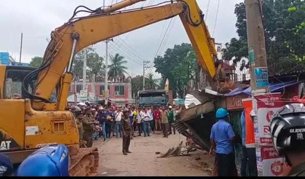 কালিয়াকৈরে বনভূমি উদ্ধারে যৌথ বাহিনীর উচ্ছেদ অভিযান