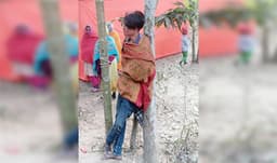 বরিশালে চুরির সময় আটক চোর, গাছে বেঁধে গ্রামবাসীর গণধোলাই