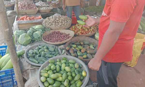 রমজানের আগেই সরাইলের বাজারে লেবুতে আগুন, ক্রেতারা বিপর্যস্ত