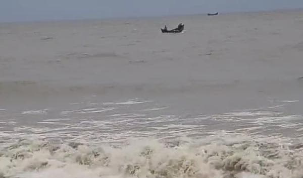 ঝড়ে ডুবল সাগরকন্যা ট্রলার, নিখোজ -৬, আতঙ্কে মহিপুর