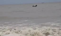 ঝড়ে ডুবল সাগরকন্যা ট্রলার, নিখোজ -৬, আতঙ্কে মহিপুর