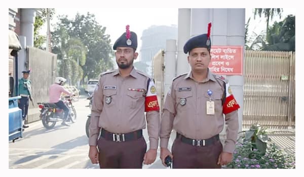বাংলাদেশ পুলিশ বাহিনীর সদস্যদের গায়ে উঠেছে নতুন পোশাক