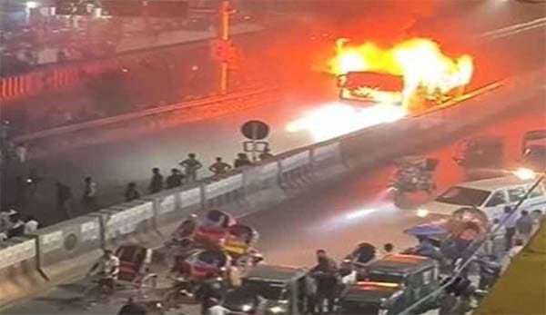 সন্ধ্যায় ধোলাইপাড়ে দুর্বৃত্তদের আগুনে পুড়ল যাত্রীবাহী বাস