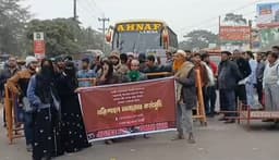 হাদি হত্যার বিচারের দাবিতে নলছিটিতে বরিশাল–কুয়াকাটা মহাসড়ক অবরোধ