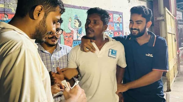 জবিতে ছাত্রলীগ-সংশ্লিষ্ট সন্দেহে যুবক আটক, পুলিশের কাছে হস্তান্তর