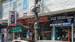 গোয়ালন্দে ঝুঁকিপূর্ণ বিদ্যুতের খুঁটি, আতঙ্কে পথচারী ও ব্যবসায়ীরা