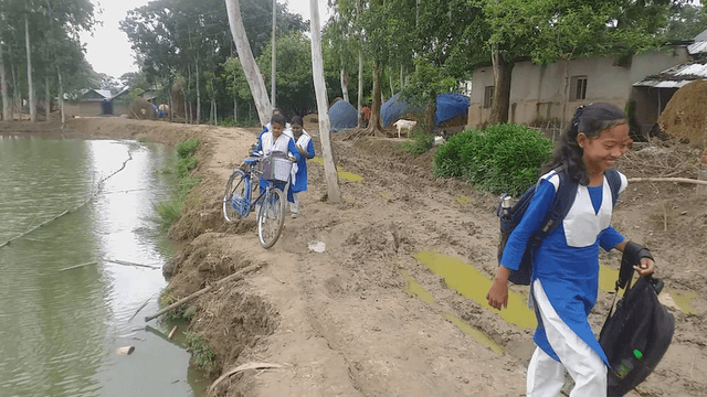 পাঁচবিবিতে রাস্তার বেহাল দশা, পুকুরপাড়ে ঝুঁকিপূর্ণ চলাচলে দুর্ভোগ শিক্ষার্থীসহ এলাকাবাসীর