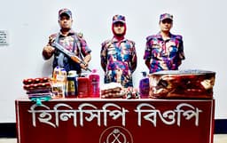 হিলি সীমান্তে ভারতীয় শাড়ি, কম্বল ও প্রসাধনী জব্দ বিজিবি'র