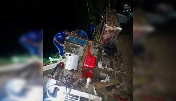 ঝালকাঠিতে পণ্যবাহী ট্রলি উল্টে শ্রমিক নিহত, হাসপাতালে ৬ জন