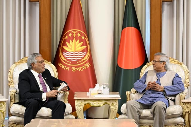 পাকিস্তানের উপপ্রধানমন্ত্রী ইসহাক দারের সঙ্গে ড. ইউনূসের সৌজন্য সাক্ষাৎ