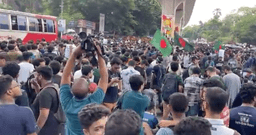 বুয়েট শিক্ষার্থীরা শাহবাগে অবরোধ চালাচ্ছেন