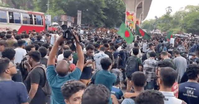 বুয়েট শিক্ষার্থীরা শাহবাগে অবরোধ চালাচ্ছেন
