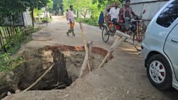 ঠিকাদারের গাফিলতিতে ভোগান্তি, ঝুঁকিতে দৌলতদিয়ার হাজারো মানুষ