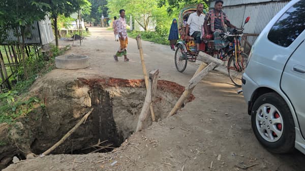 ঠিকাদারের গাফিলতিতে ভোগান্তি, ঝুঁকিতে দৌলতদিয়ার হাজারো মানুষ