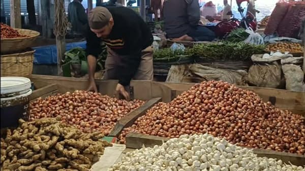 হিলি বাজারে নাটকীয়ভাবে বেড়েছে পেঁয়াজের দাম, বিপাকে নিম্ন আয়ের মানুষ