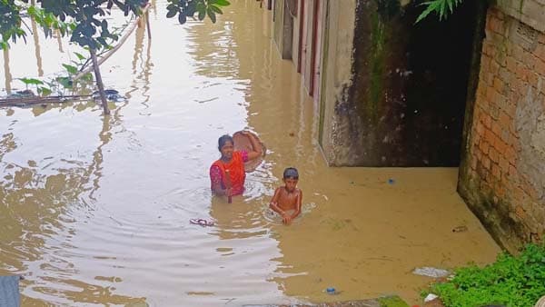 ধলাই বাঁধ ভেঙে কমলগঞ্জে প্লাবিত পঁচিশ গ্রামের হাজারো মানুষ
