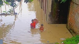 ধলাই বাঁধ ভেঙে কমলগঞ্জে প্লাবিত পঁচিশ গ্রামের হাজারো মানুষ