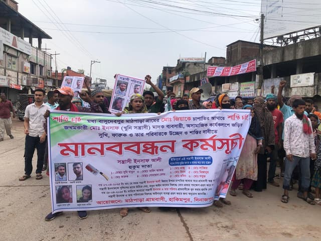 হিলিতে হত্যা চেষ্টার প্রতিবাদে মানববন্ধন, মাদক ব্যবসায়ীদের শাস্তির দাবি