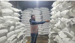 গোয়ালন্দে গুদামে জমাট বাঁধছে ইউরিয়া সার, ডিএপি'র জন্য হাহাকার!