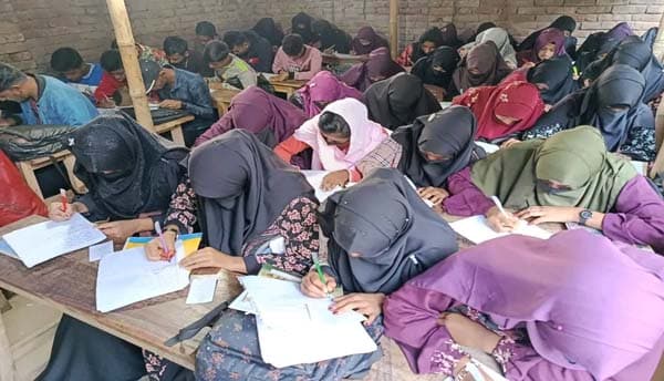 বালিয়াডাঙ্গীতে শিক্ষার্থীদের ক্লাসমূখী করতে ছাত্রদল নেতার উদ্যোগ 