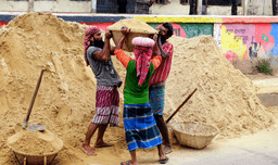 শ্রমিক দিবসে কষ্টার্জিত ঘামে দিন পার শ্রমজীবীদের