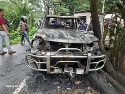 গোপালগঞ্জে পুলিশের গাড়িতে আগুন, উত্তপ্ত উলপুর