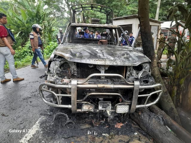গোপালগঞ্জে পুলিশের গাড়িতে আগুন, উত্তপ্ত উলপুর