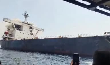 হরমুজে ক্ষেপণাস্ত্র হামলায় ডুবল দুই বাণিজ্যিক জাহাজ, নিহত নাবিক