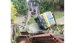কয়লা বোঝাই ট্রাকে পিরোজপুরে বেইলী ব্রিজ ধস, যোগাযোগ বন্ধ