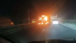 গাজীপুরে এক রাতে তিন স্থানে বাসে আগুন