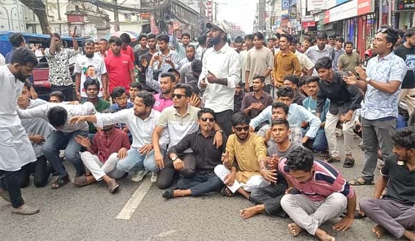 মহানগর কমিটি ঘিরে বরিশালে ছাত্রদলের বিক্ষোভ মিছিল