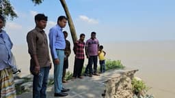 গোয়ালন্দে পদ্মা নদীর ভাঙন রোধে জিও ব্যাগ ফেলার কাজ শুরু