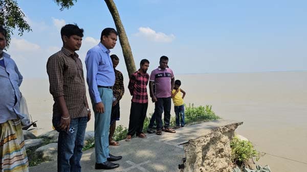 গোয়ালন্দে পদ্মা নদীর ভাঙন রোধে জিও ব্যাগ ফেলার কাজ শুরু