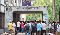 কক্সবাজার আদালত চত্বরে গুলিবর্ষণ, সেচ্ছাসেবক দলনেতাসহ পাঁচজন আহত