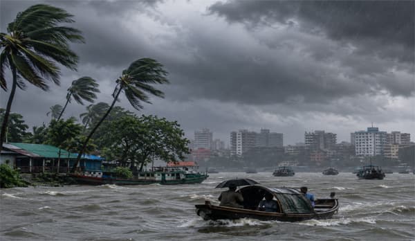 বৃষ্টিতে কমতে পারে তাপমাত্রা, ঝড়ের শঙ্কা ১৩ অঞ্চলে 