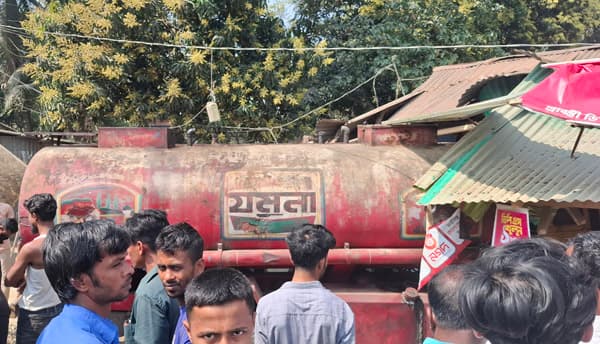 দোকানে ঢুকে পড়ল দ্রুতগতির তেলবাহী লরি, ব্যবসায়ীর মৃত্যু