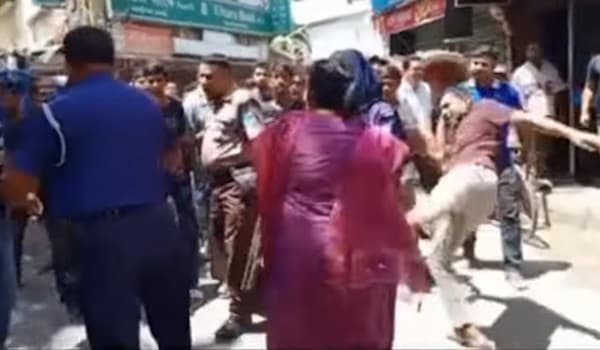 পুলিশের উপস্থিতিতে নারী উদ্যোক্তাকে মারধরের ভিডিও ভাইরাল, রাজবাড়ীতে ক্ষোভ