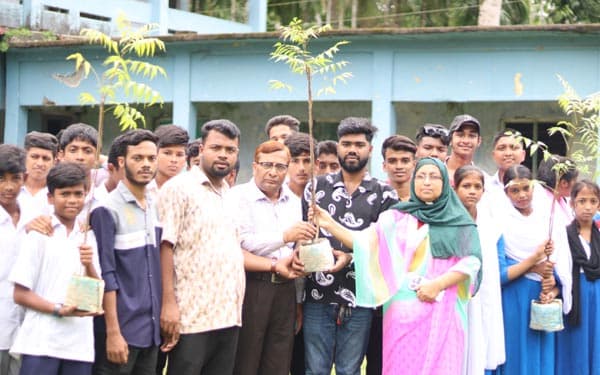 রাজাপুরে শিক্ষার্থীদের হাতে ঔষধি গাছ উপহার দিল ছাত্রদল