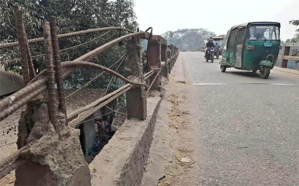 ডেমরা-চনপাড়া সেতু এখন মৃত্যুফাঁদ, আতঙ্কে এলাকাবাসী