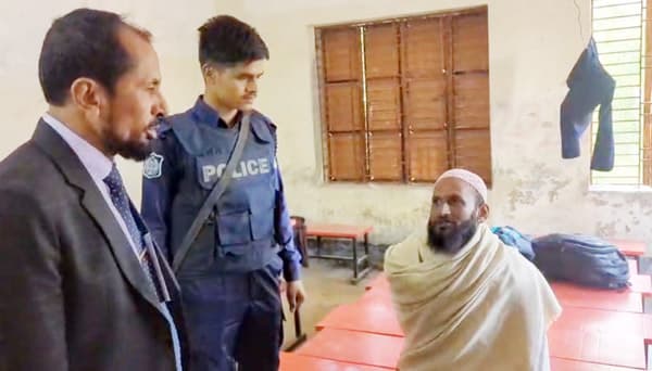 কুয়াকাটায় ব্যালটের ছবি তুলতে গিয়ে আটক ১