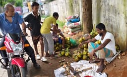 দাবদাহে মৌলভীবাজারে বেড়েছে তালশাঁসের চাহিদা