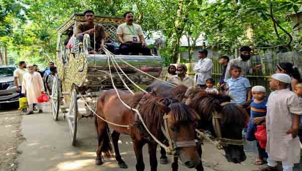ঘোড়ার গাড়িতে চড়িয়ে শিক্ষকদের রাজকীয় বিদায়