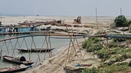 পদ্মা নদীর বালু উত্তোলনে প্রভাবশালী সিন্ডিকেট সক্রিয়, লুটের অভিযোগ 