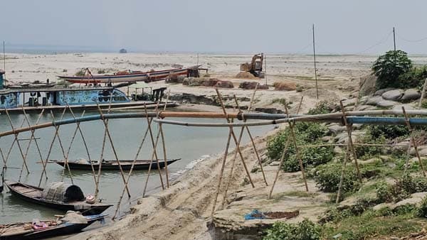পদ্মা নদীর বালু উত্তোলনে প্রভাবশালী সিন্ডিকেট সক্রিয়, লুটের অভিযোগ 