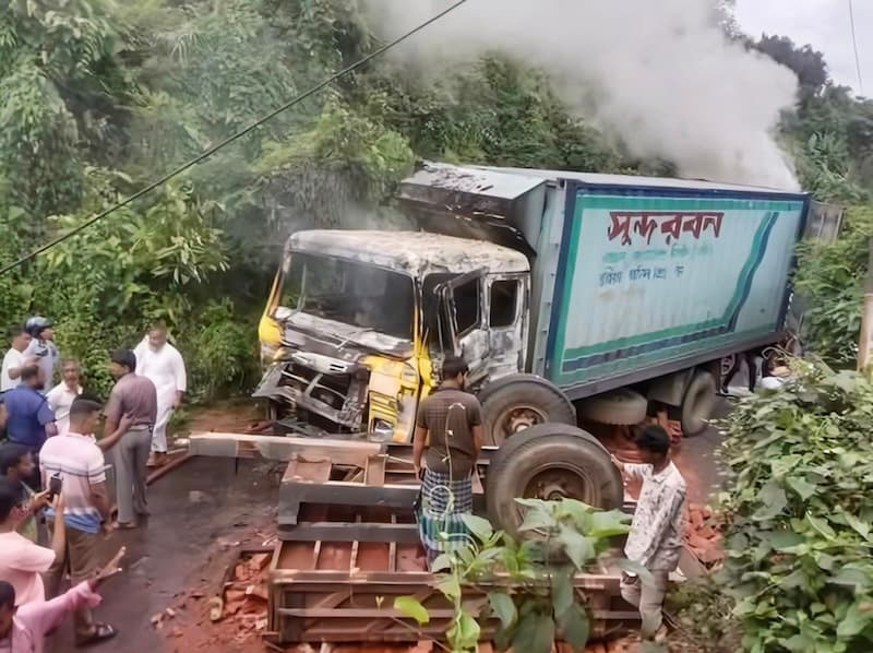 খাগড়াছড়িতে কাভার্ডভ্যানের ধাক্কায় ট্রাক্টর উল্টে আহত ৪, আগুনে পুড়ল যান